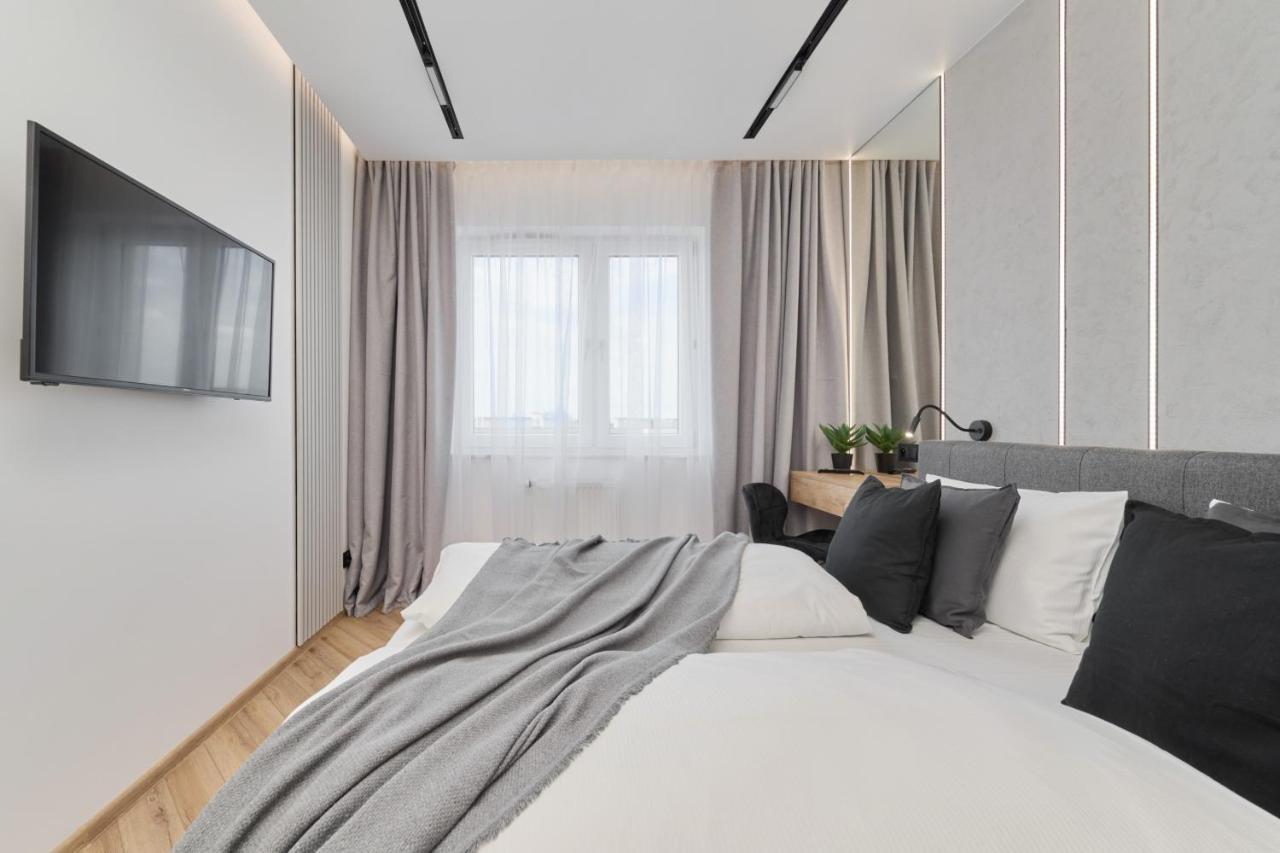 Apartment Exclusive With Balcony & Parking By Renters Prestige