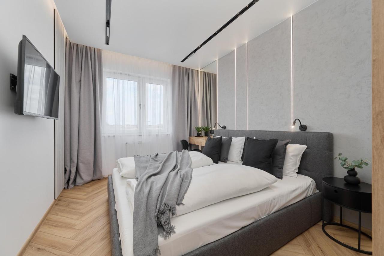 Apartment Exclusive With Balcony & Parking By Renters Prestige *