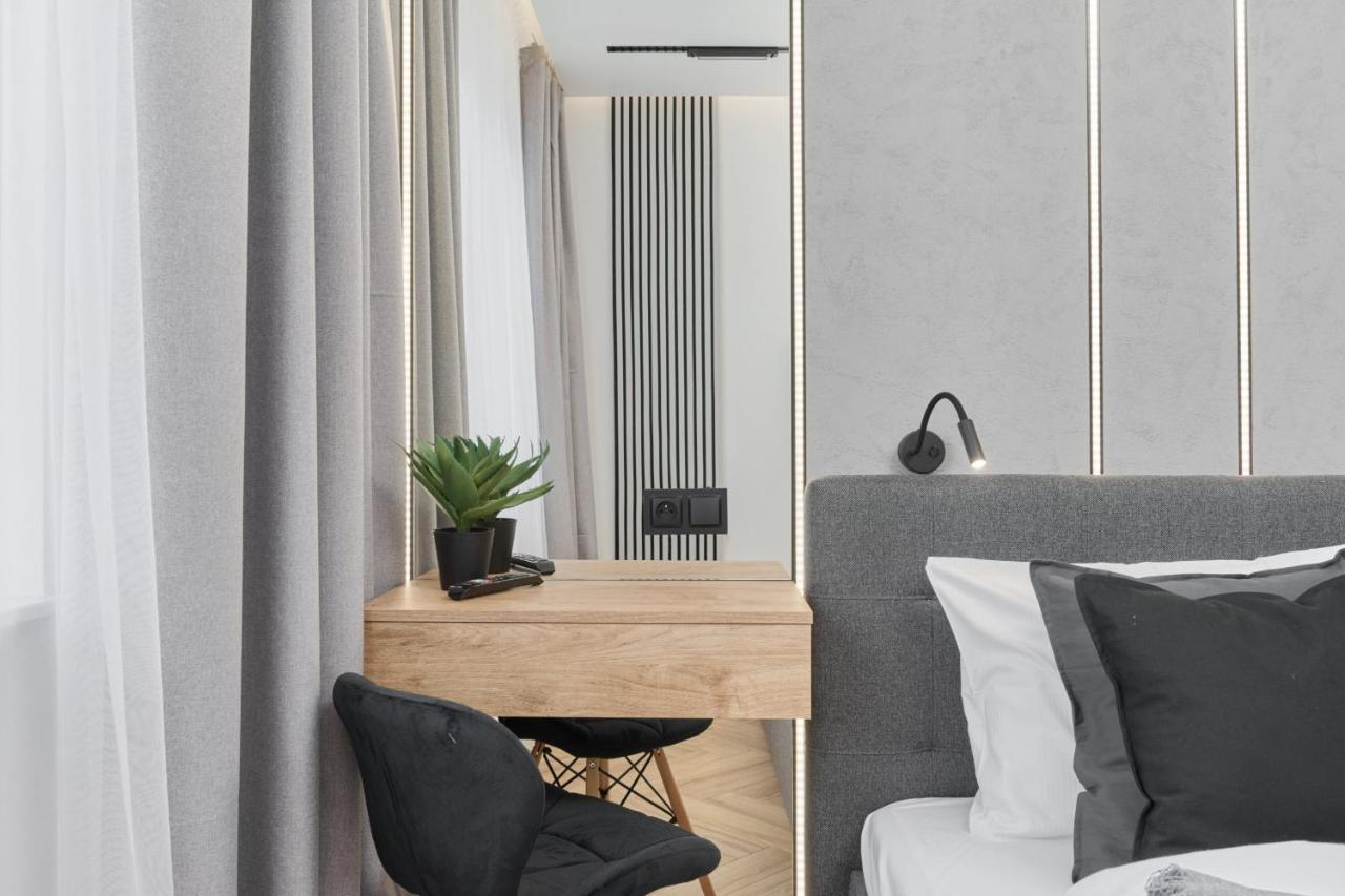 Exclusive With Balcony & Parking By Renters Prestige Apartment *