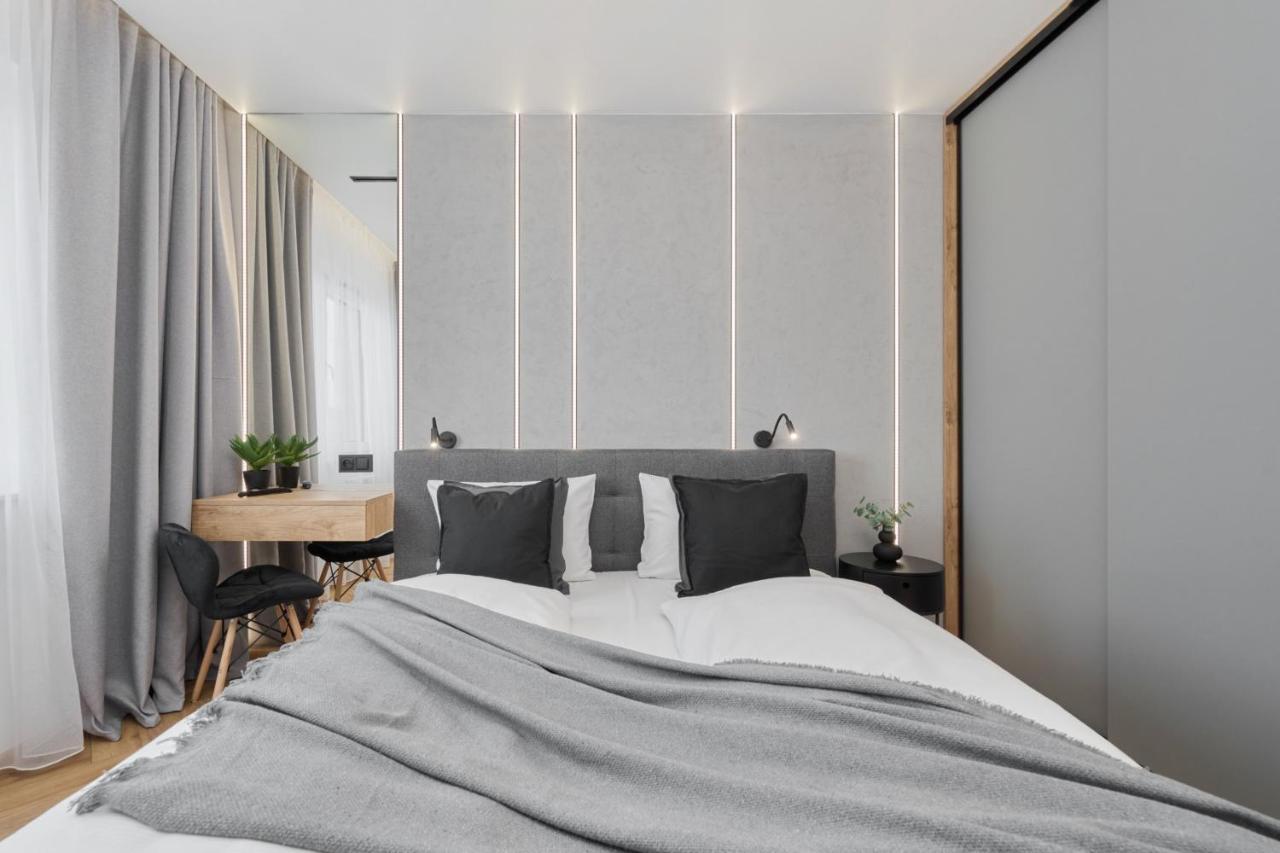 Apartment Exclusive With Balcony & Parking By Renters Prestige *
