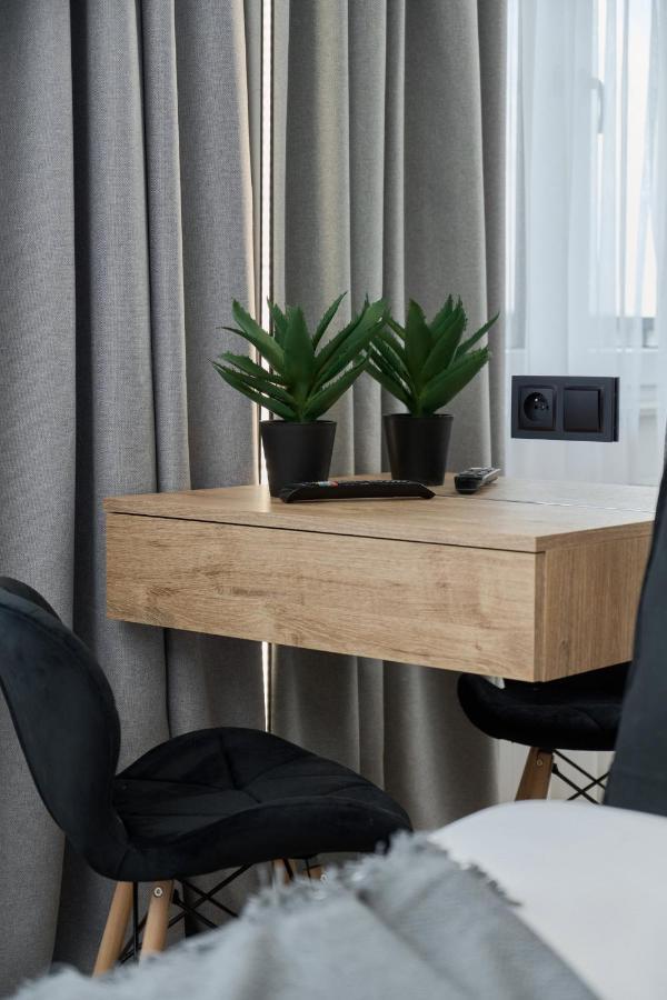 Exclusive With Balcony & Parking By Renters Prestige *