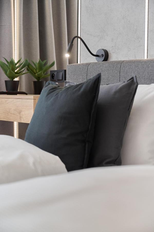 Exclusive With Balcony & Parking By Renters Prestige * Breslavia