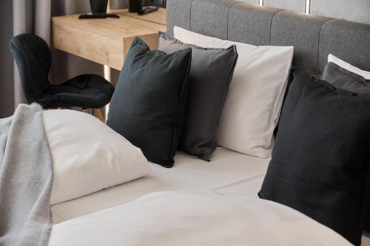 Exclusive With Balcony & Parking By Renters Prestige