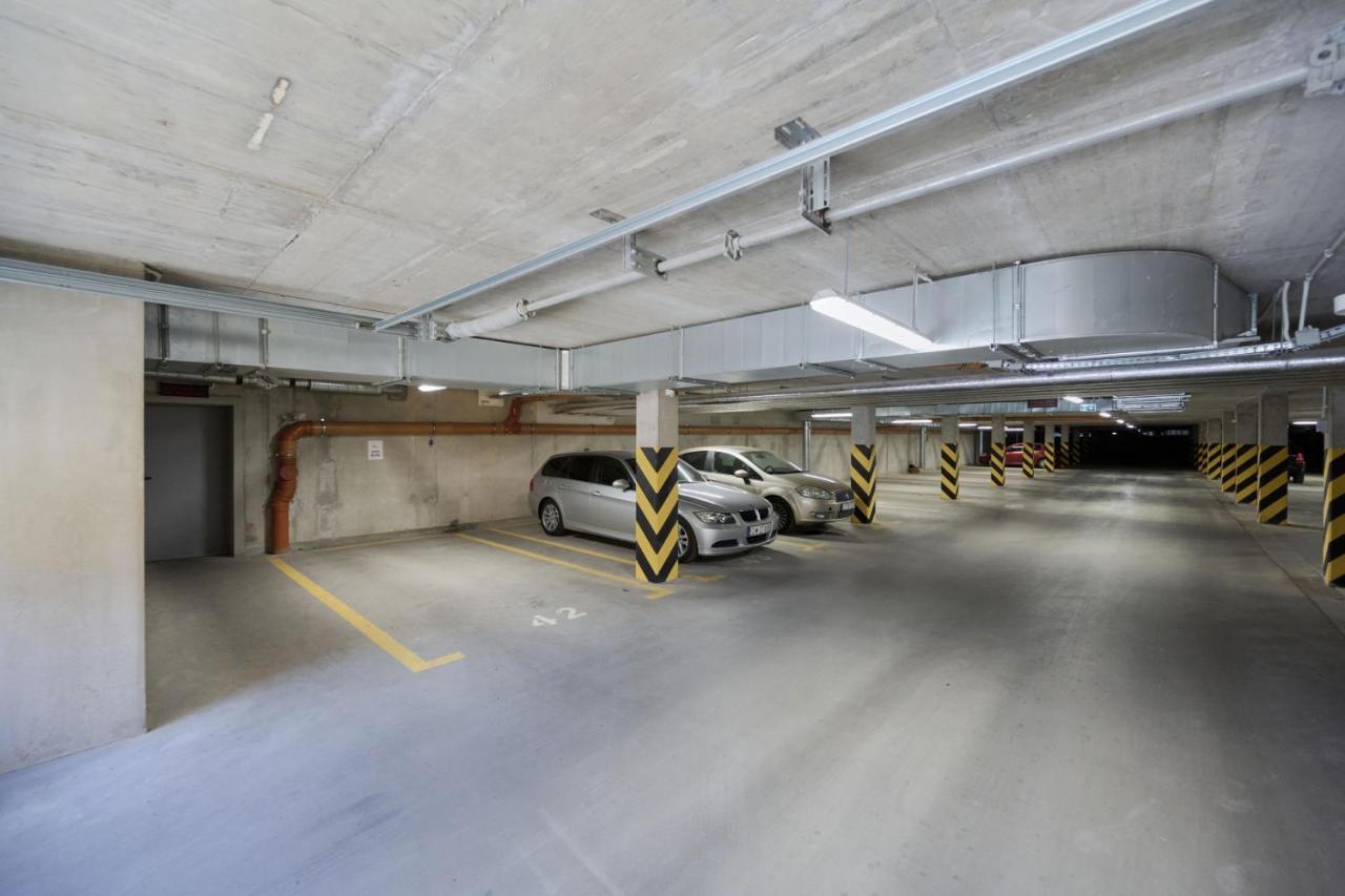 Apartment Exclusive With Balcony & Parking By Renters Prestige *
