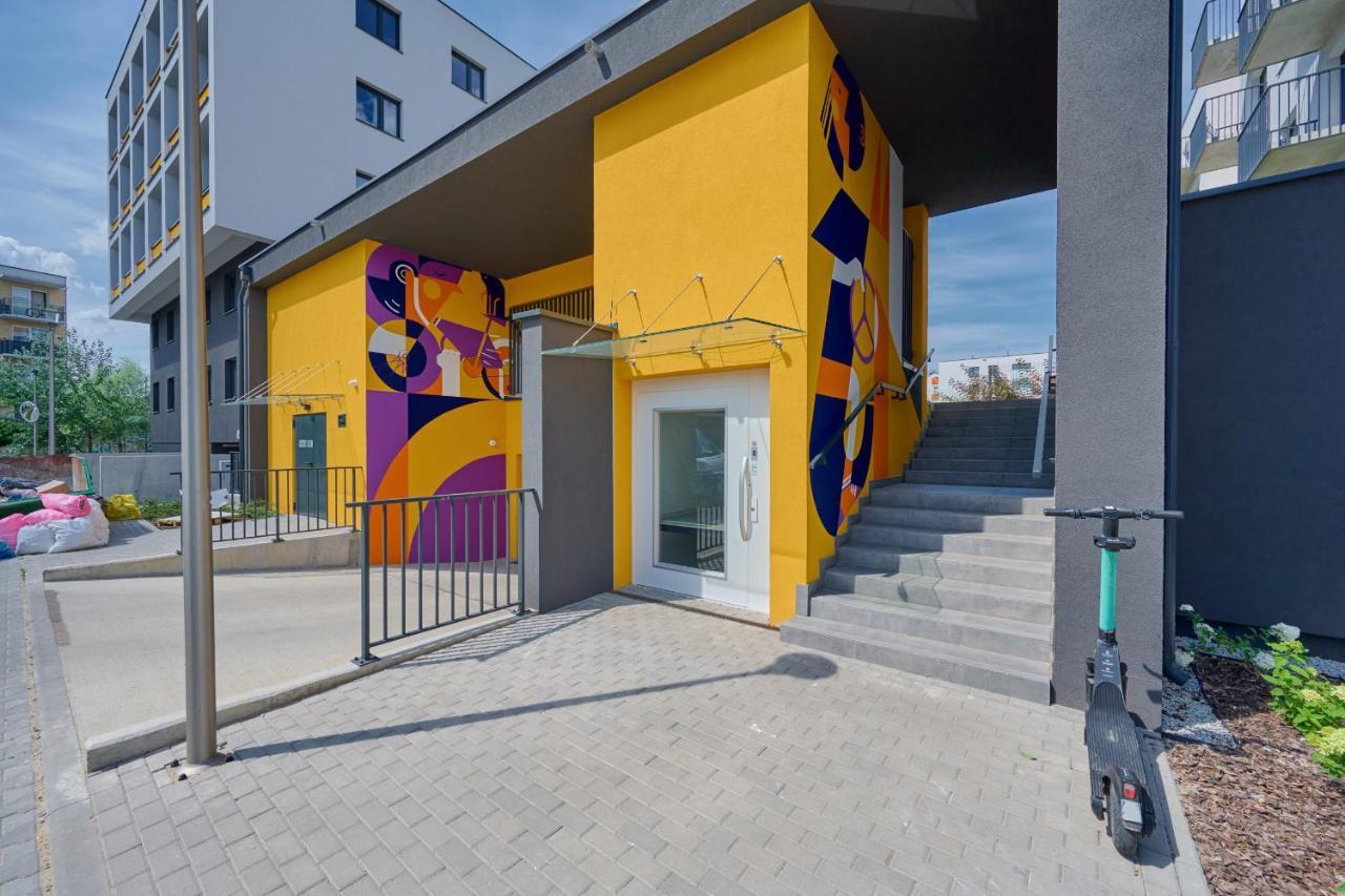 Exclusive With Balcony & Parking By Renters Prestige Apartment *