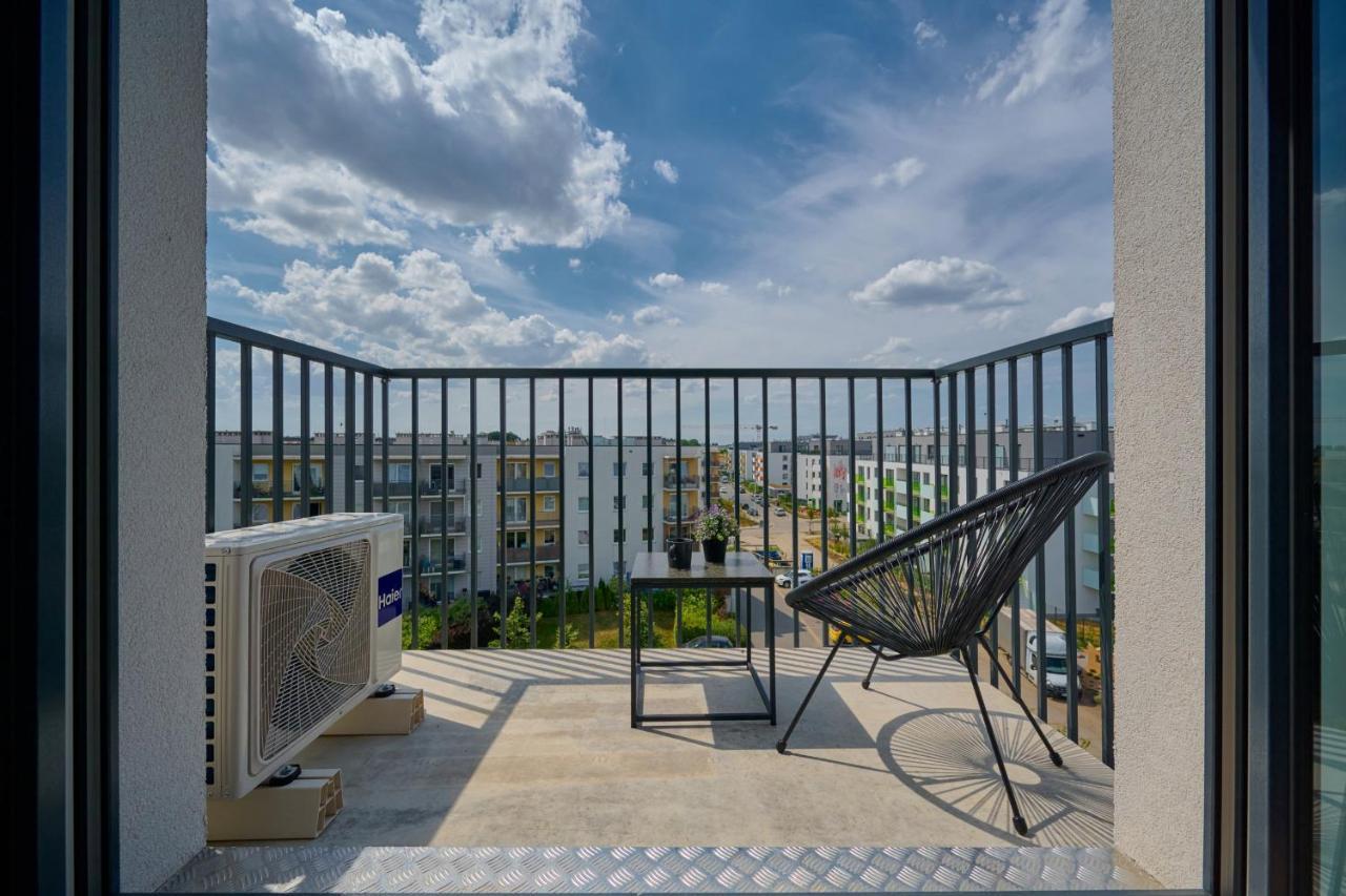 Apartment Exclusive With Balcony & Parking By Renters Prestige *