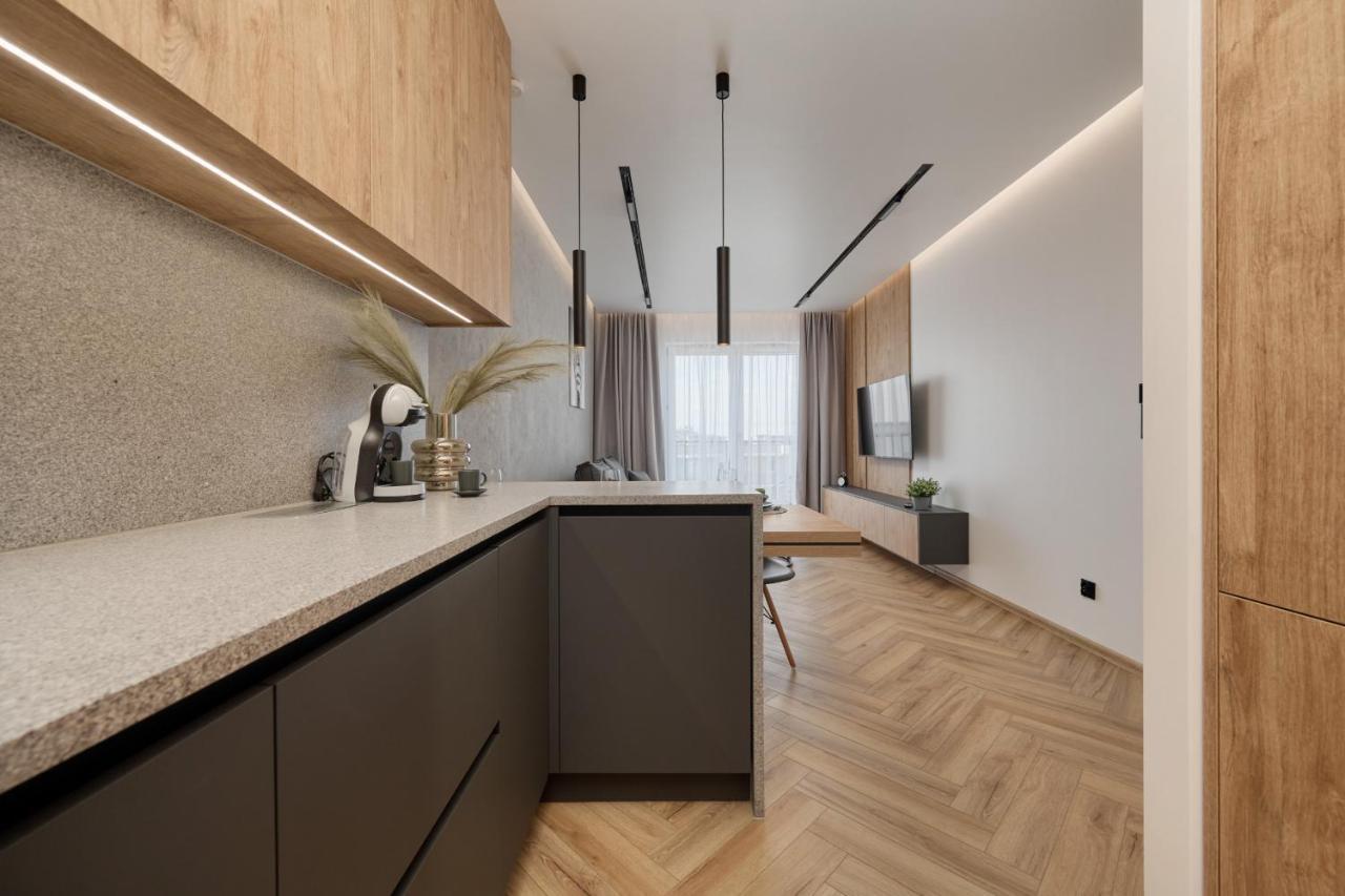Apartment Exclusive With Balcony & Parking By Renters Prestige *