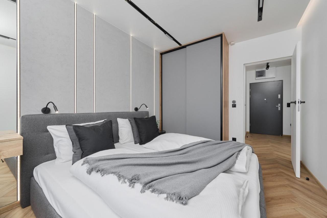 Exclusive With Balcony & Parking By Renters Prestige Apartment *
